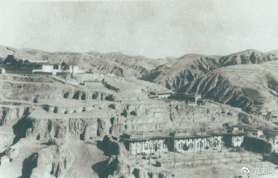 1947年12月25日至28日，中共中央在陜北米脂楊家溝召開(kāi)擴大會(huì )議（十二月會(huì )議）。圖為會(huì )議會(huì )址。